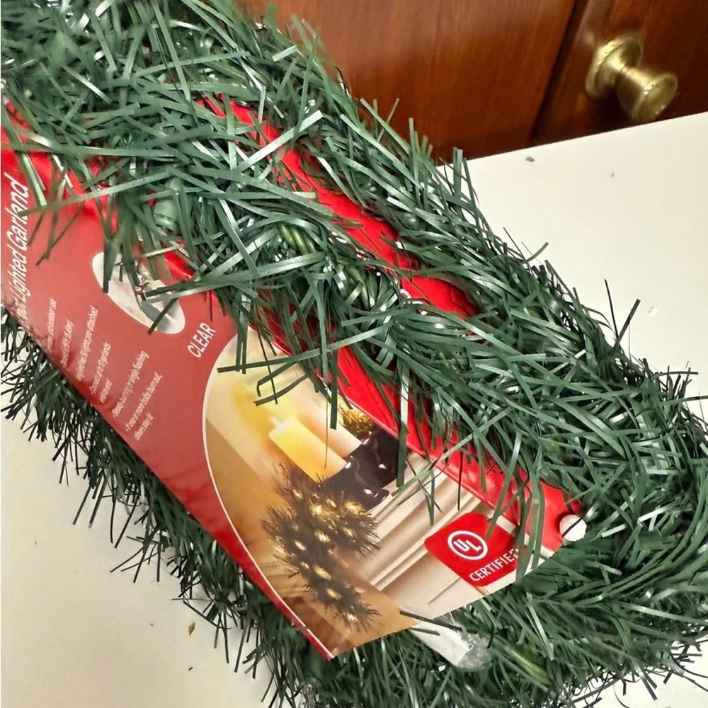18Foot Clear Bulbs Lighted Green Garland
